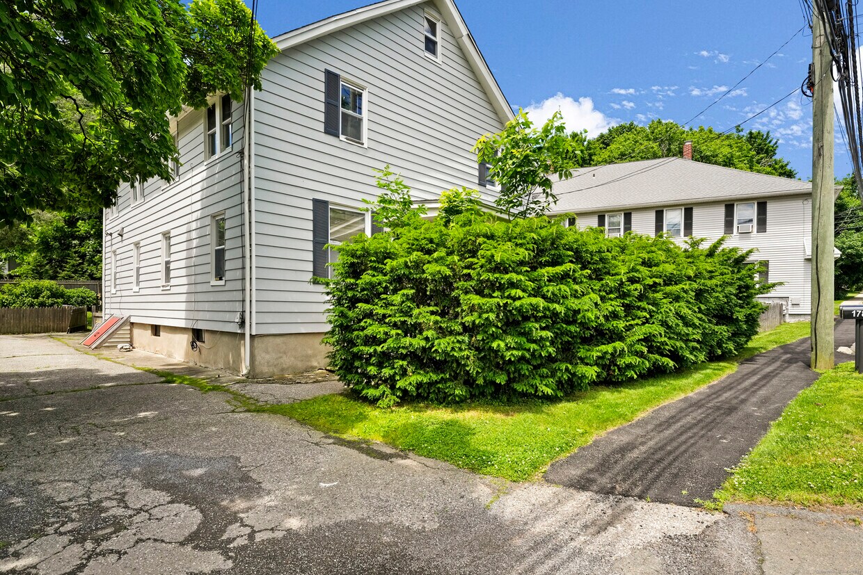 Primary Photo - 1787 Stratfield Rd