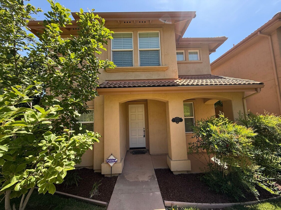 Primary Photo - Charming Luxury Home Near Downtown Davis &...