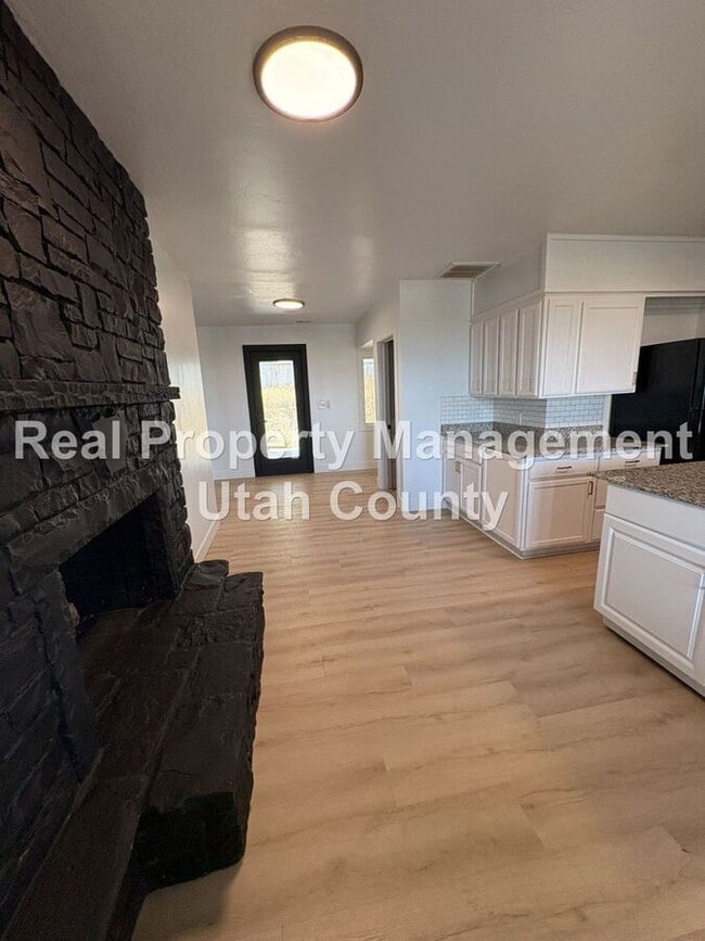 Building Photo - 9580 N Cyn Rd