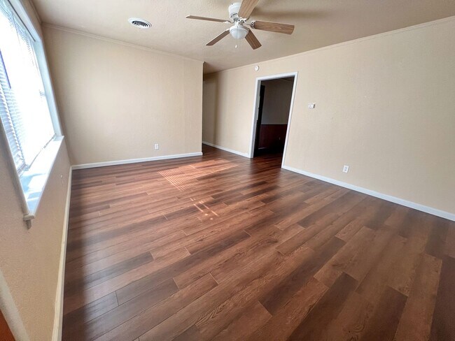 Building Photo - Newly Remodeled Nice 3Bed/2Bath Home