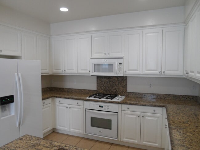 Building Photo - Nice 3 Bedroom Condo