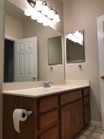 Foto del edificio - 1030 Sierra View Cir