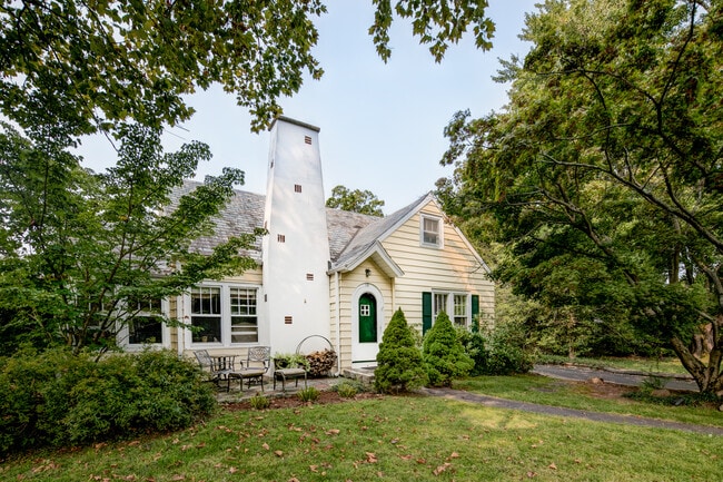 Foto del edificio - 10 Valley View Ave