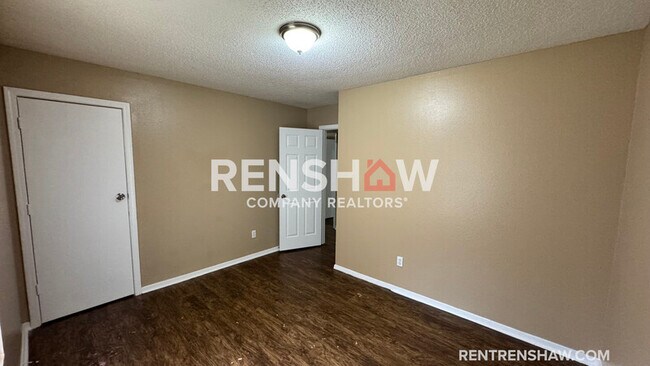 Building Photo - 4881 Royal Run Dr