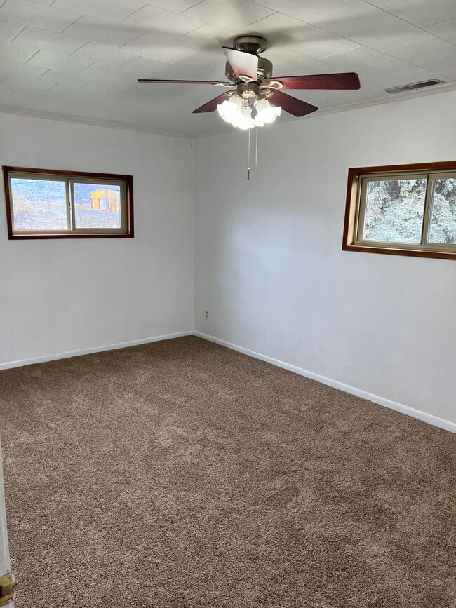 Building Photo - 2 Bedroom, 1 Bathroom Home