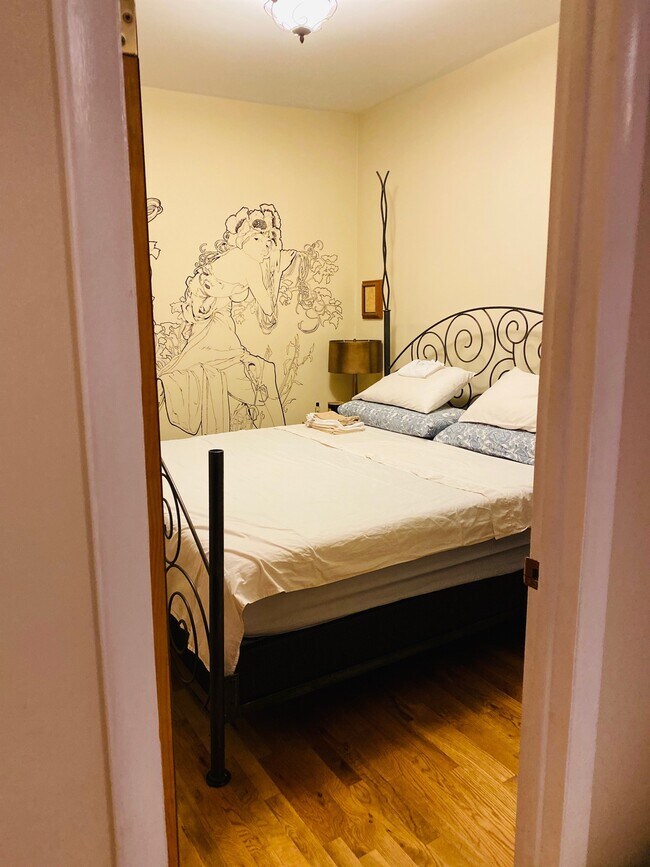 Bedroom - 1112 N Ashland Ave