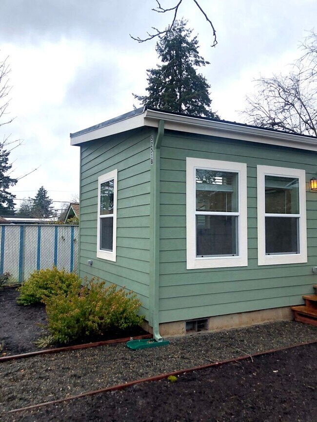 Foto del edificio - 5251B Southeast Bybee Boulevard
