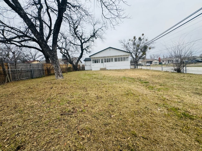 Building Photo - 2101 Woodlawn Dr