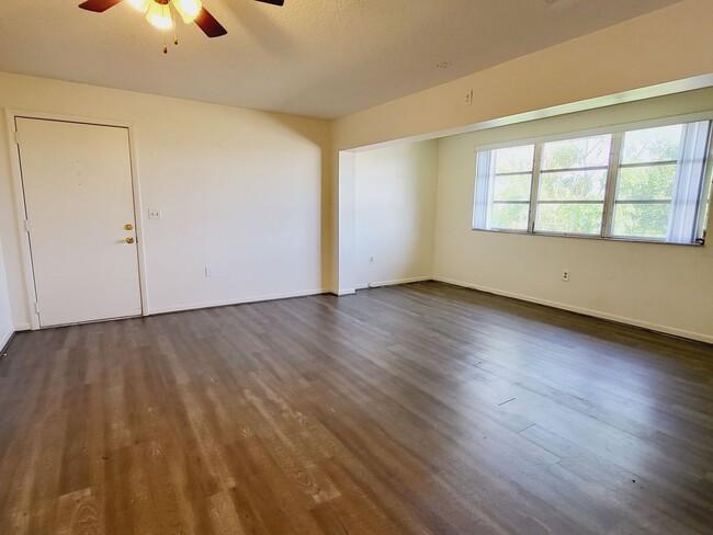 Foto del edificio - Your Lake View Condo is waiting for you in...