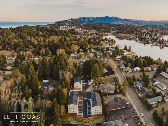 Foto del edificio - 3031 NE West Devils Lake Rd