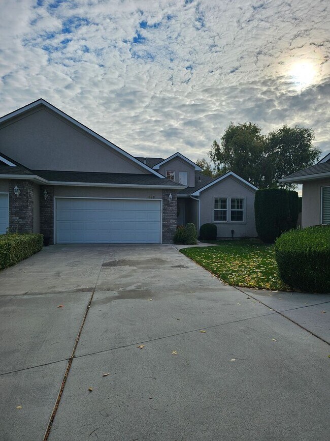 Foto del edificio - Townhouse located near Canyon Rim Parkway ...