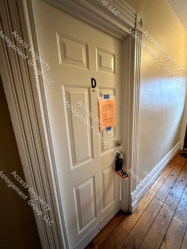 Building Photo - Updated One Bedroom Apt Heritage Hill Unit D