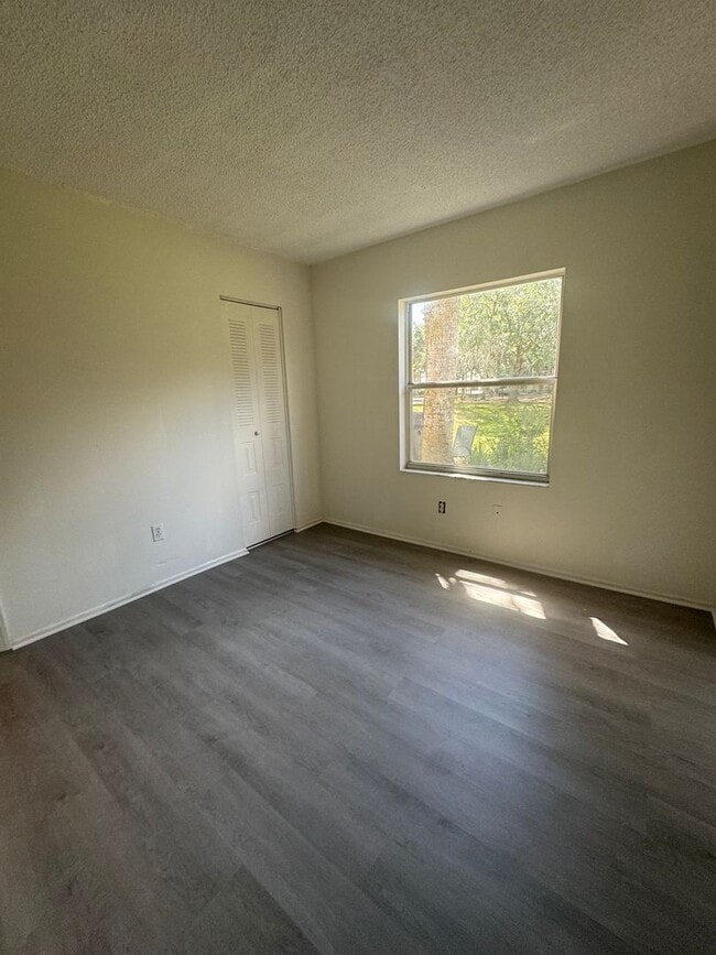 Building Photo - 2BR/2BA Downstairs Condo in Country Club V...