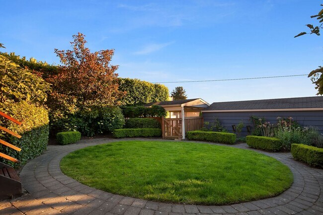 Building Photo - 3bd/2ba Seattle Home