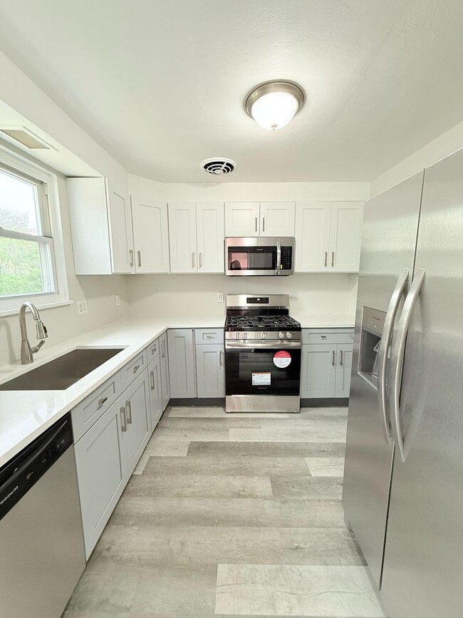 Building Photo - Newly Remodeled 3-Bed, 2-Bath Ranch Style ...