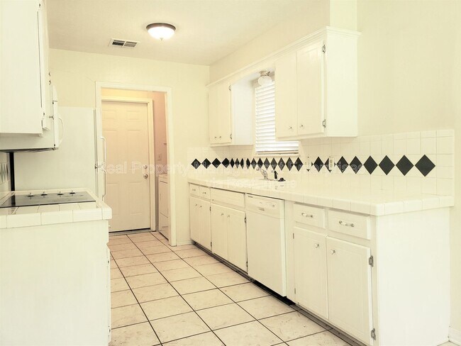 Foto del edificio - 1325 E Brooks St