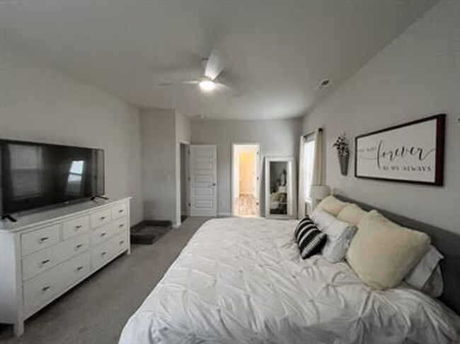 Building Photo - Beautiful 4-Bedroom Home with Office, Bonu...