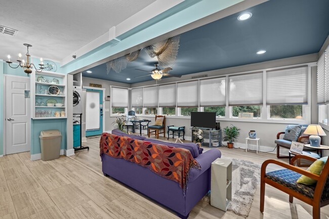 Building Photo - 2585 Fairway Dr SW