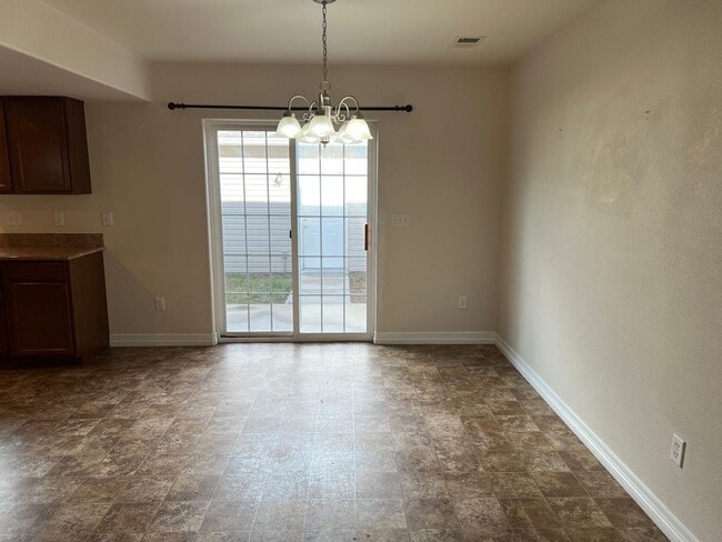 Building Photo - 5 BEDROOM, 4 BATHROOM TOWNHOUSE WITH 2 CAR...