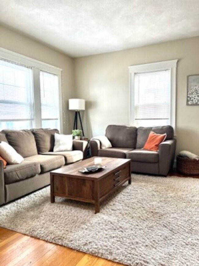 Foto del edificio - AVAILABLE SEPTEMBER 1ST - Beautiful, Spacious and Renovated Brighton/Oak Square 3 Bed Duplex.  NO...