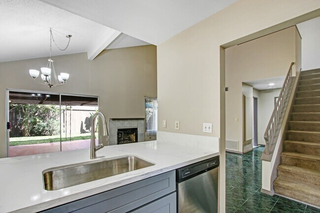 Foto del edificio - ***Exclusive and Renovated Duarte Townhous...