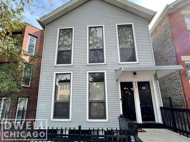 Building Photo - 923 S Carpenter St