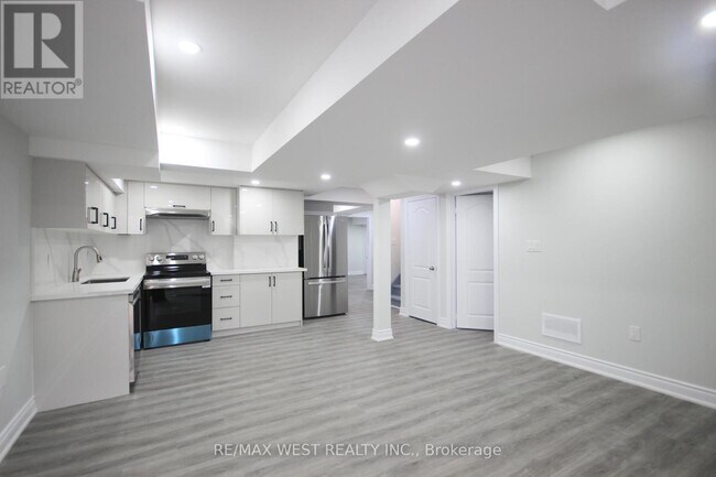 Building Photo - 152 The Queensway