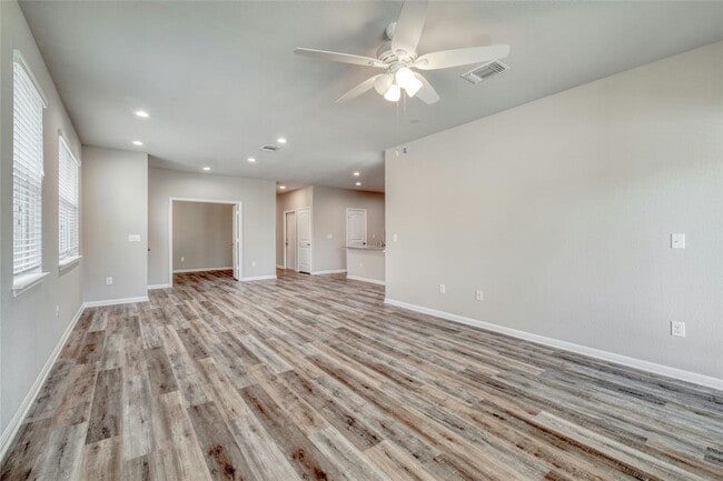 Foto del edificio - 1701 Logan Dr