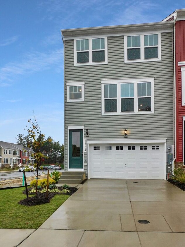 Primary Photo - Newly Built 3 Story End Unit with Balcony ...