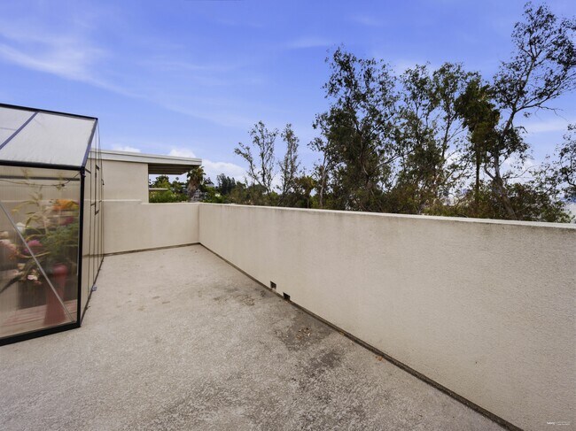 Foto del edificio - 2111 N Cahuenga Blvd