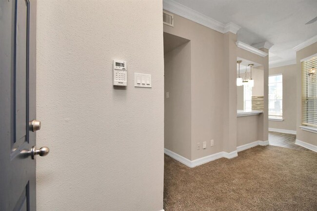 Foto del edificio - 3225 Woodland Park Dr
