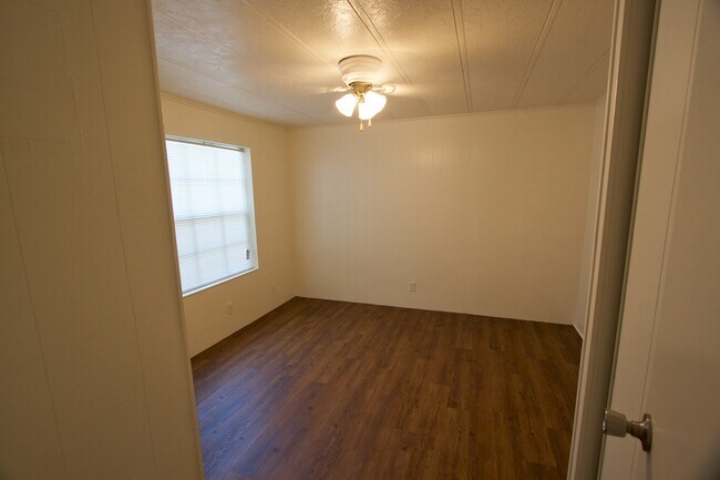 Building Photo - 405 A Helen St