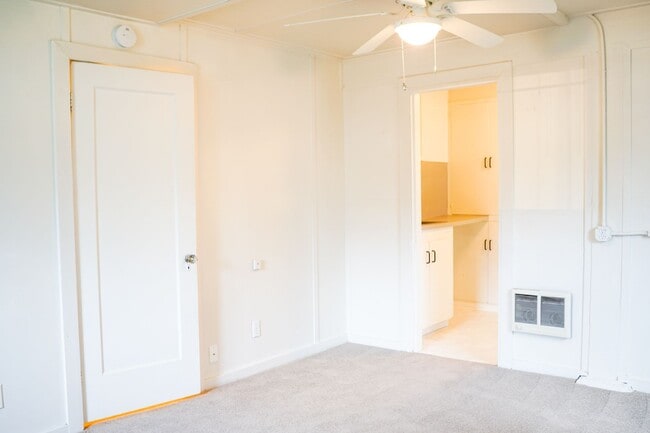 Building Photo - NE Studio w/ Lots of Great Built-in Storage