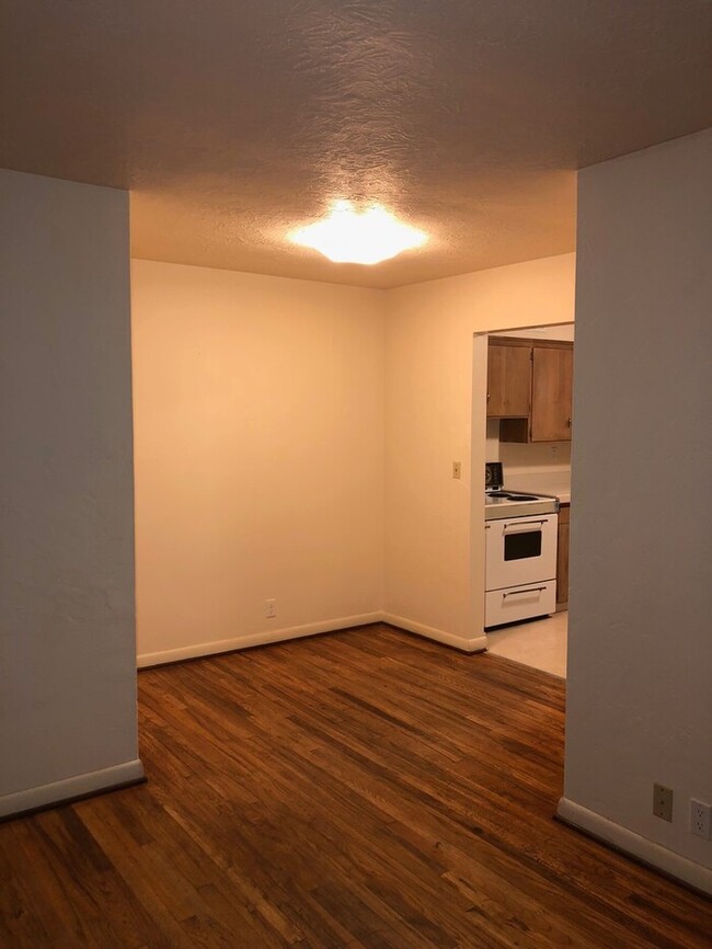Building Photo - 8650 SW Canyon Ln