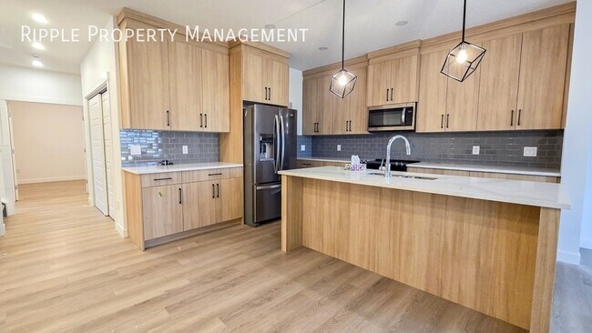 Building Photo - Modern 4 Beds, 3 Baths Duplex | No Pets Al...