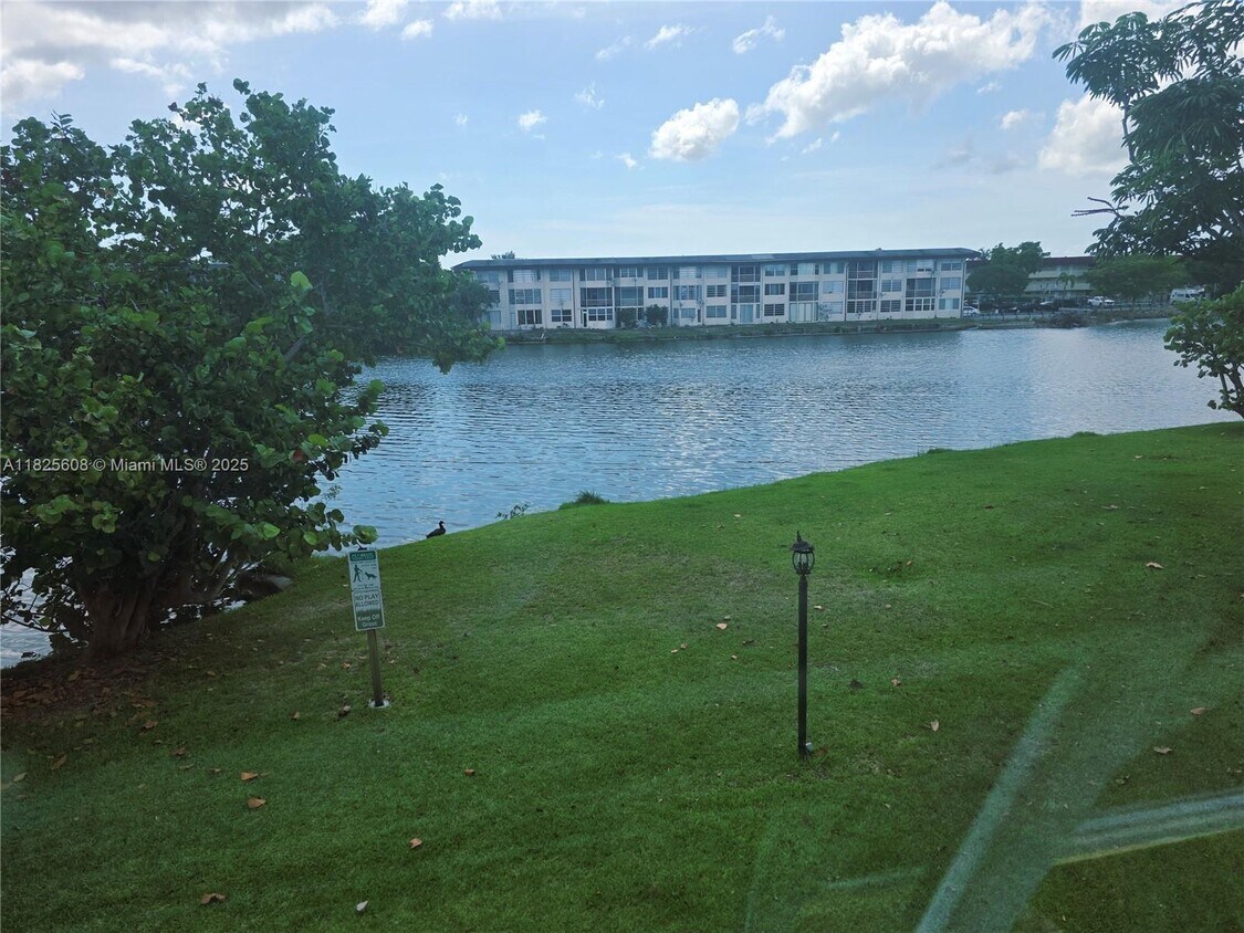 Foto del edificio - 1302 NE 191st St
