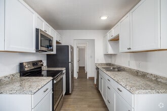2BR, 1.5BA - 960SF - Kitchen - Autumn Place