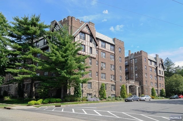 Building Photo - 275 Engle St