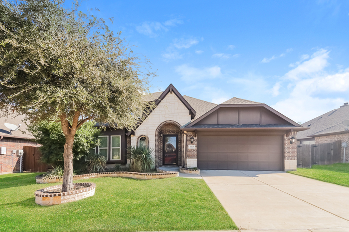 Foto principal - Bright Brick Home in Aubrey, TX