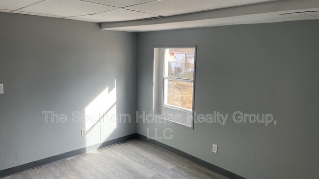 Building Photo - 303 S Oak St