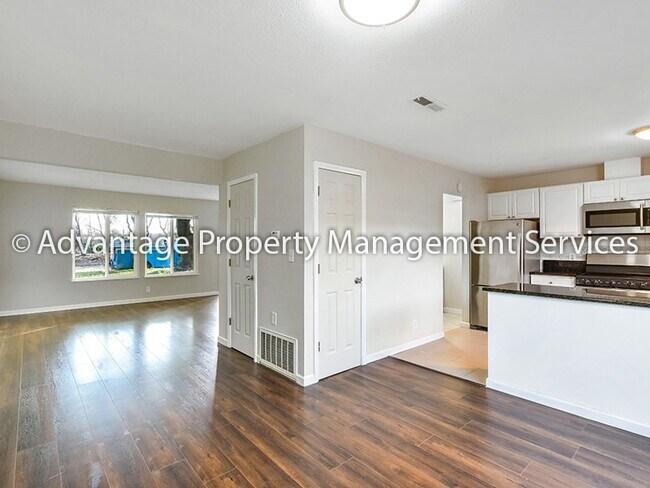 Foto del edificio - Unique 4 bed, 2.5 bath, 1,474 sq. ft condo