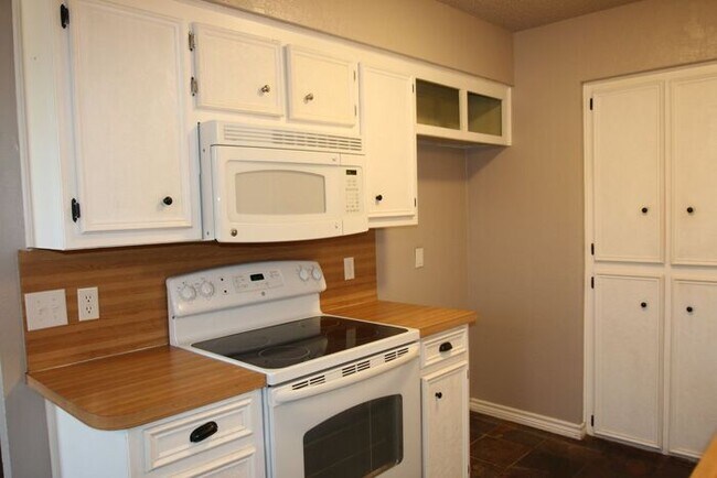 Foto del edificio - Cozy 3/2 Burleson Charmer | Wood-Burning Fireplace | 2-Car Garage | Pet-Friendly