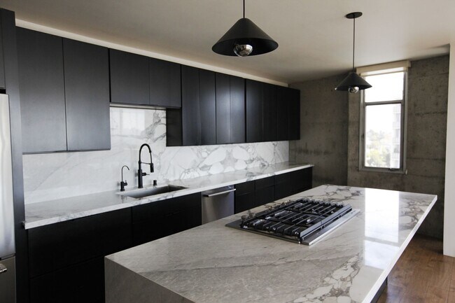 Foto del edificio - Rare MCM 2 bed/ 2 bath 11th Floor Corner Residence w/ Panoramic Views at the Top of Los Feliz Towers