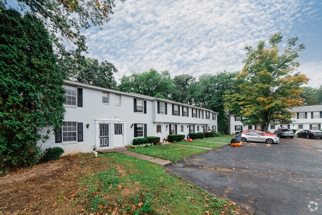 Building Photo - Hartford Square Townhomes