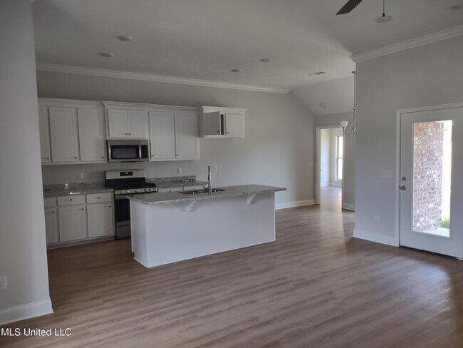 Foto del edificio - 576 Silver Hill Dr