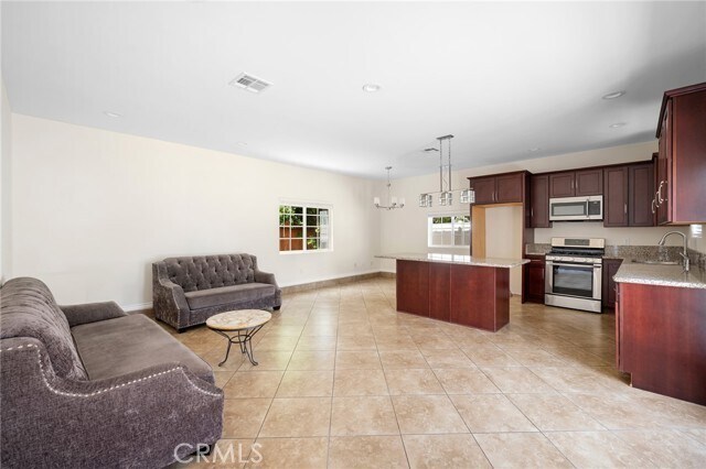 Foto del edificio - 9814 Noble Ave