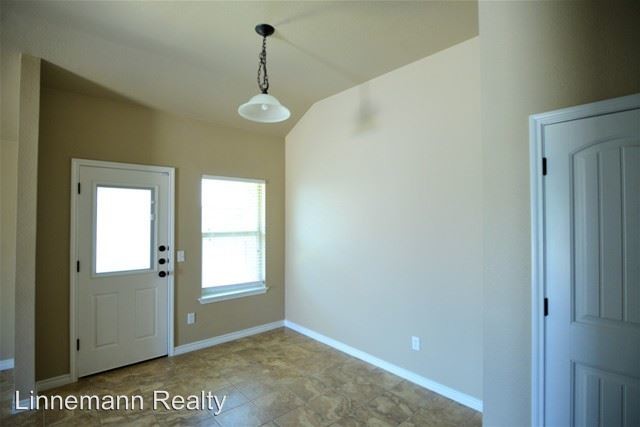 Building Photo - 307 Sladecek Drive
