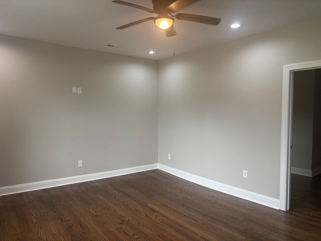 Building Photo - 3 Bedroom 1 Bathroom Fully Renovated House...