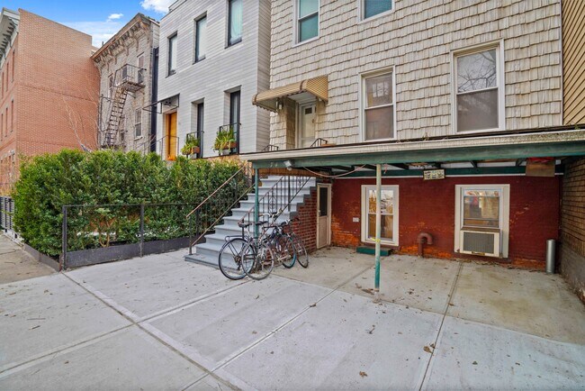 Building Photo - 74 Green St