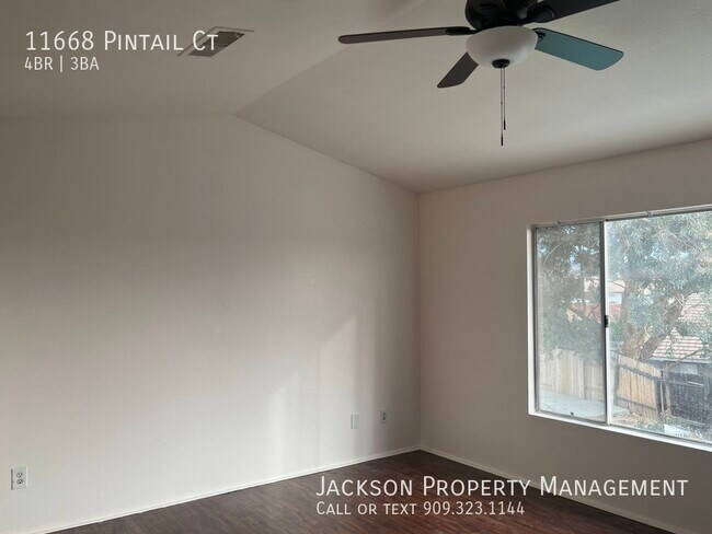 Building Photo - 4 BEDROOM POOL HOME